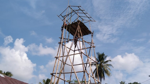 Inilah bentuk dengu-dengu itu. Didirikan dengan bambu tinggi sekitar 10 meter, di Desa Sakita, Kecamatan Bungku Tengah, Kabupaten Morowali, Sulteng. Foto: Intan/PaluPoso