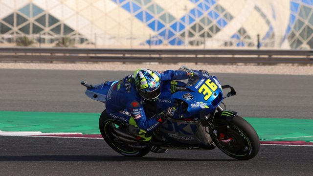 Pembalap tim Suzuki Ecstar asal Spanyol, Joan Mir, berkendara selama pemanasan menjelang Grand Prix Moto GP Doha di Sirkuit Internasional Losail Foto: Karim Jaafar/AFP