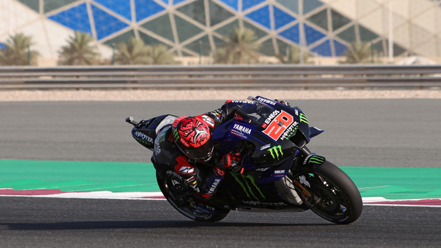 Pembalap Prancis Monster Energy Yamaha MotoGP, Fabio Quartararo, berkendara selama pemanasan menjelang Grand Prix Moto GP Doha di Sirkuit Internasional Losail. Foto: Karim Jaafar/AFP
