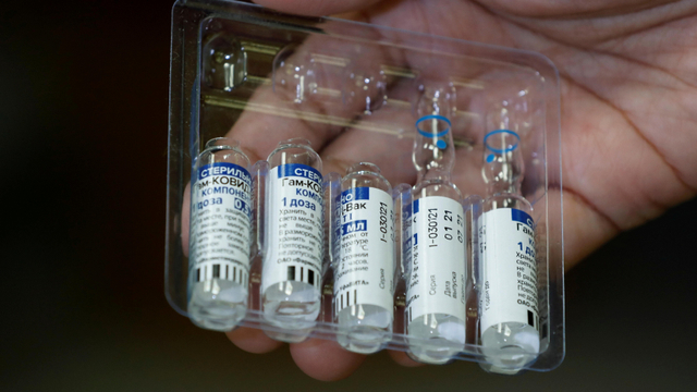 Sebungkus botol bekas dan tidak terpakai dari vaksin Sputnik V di sebuah rumah sakit swasta di Karachi, Pakistan. Foto: Akhtar Soomro/Reuters
