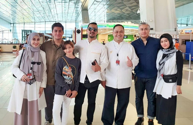 Potret kompak Sultan Djorghi suami Annisa Trihapsari dengan mantan suami dari istrinya. Foto: Instagram @adjiepangestu