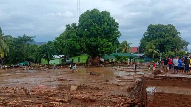 Banjir bandang melanda wilayah Waiwerang dan sekitarnya di Kecamatan Adonara Timur, Pulau Adonara, Kabupaten Flores Timur, NTT. Foto: Alfons Rianghepat/HO/ANTARA