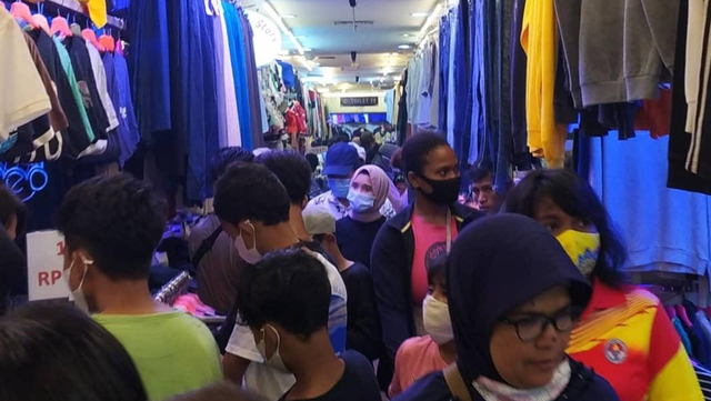 Pengunjung berdesakan di Pusat Baju Bekas Lantai 3 Pasar Senen Blok III, Minggu (4/4). Foto: Dok. Istimewa