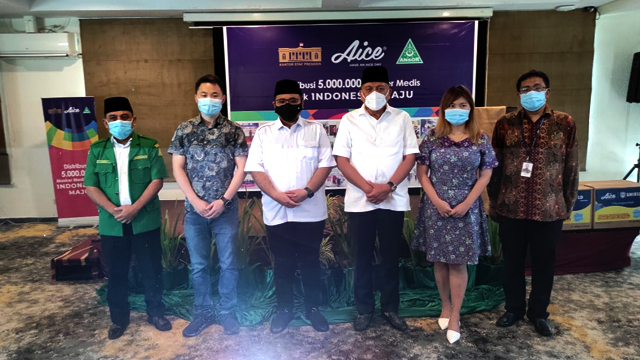 Kolaborasi Aice, GP Ansor dan KSP, Penggali Kubur Juga Dapat Bantuan Masker (561897)