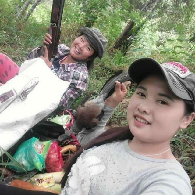 Dua perempuan berburu burung langka di kawasan hutan lindung/Instagram Pendakilawas