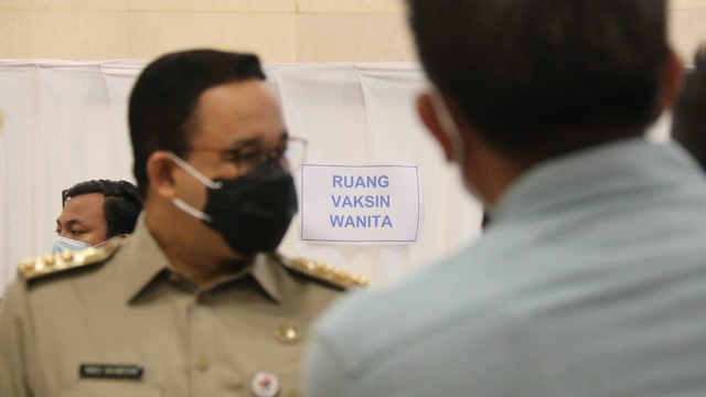 Gubernur DKI Jakarta Anies Baswedan meninjau vaksinasi untuk media di Balai Kota DKI Jakarta.
 Foto: Pemprov DKI Jakarta