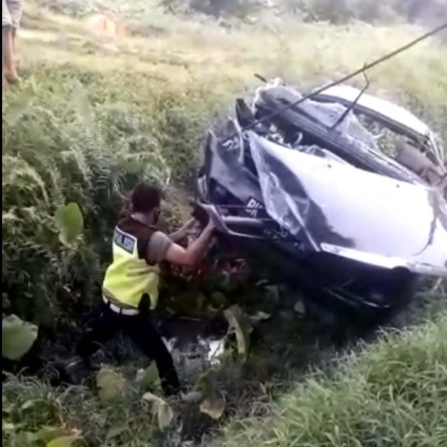 Mobil Kijang Innova milik korban kecelakaan saat dievakuasi polisi . Foto: Dok. Istimewa