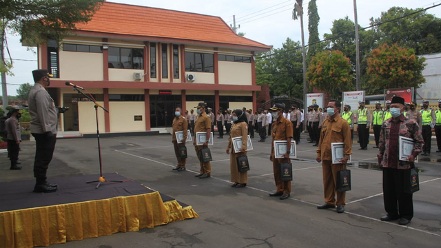 Kapolres Bojonegoro Beri Penghargaan pada Kades dan Ketua RT (74869)