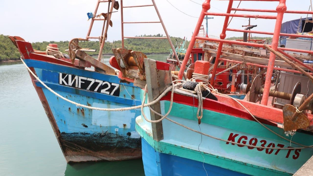 KKP tangkap 2 kapal berbendera Vietnam yang curi ikan di Laut Natuna Utara, Senin (5/4).  Foto: KKP
