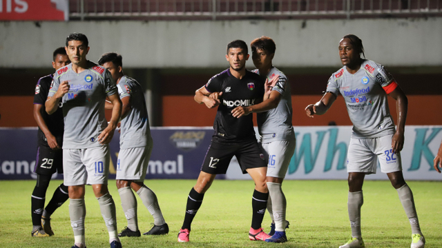 Momen pertandingan Pemain Persib Bandung melawan Persita Tangerang pada pertandingan Piala Menpora di Stadion Maguwoharjp, Sleman, DI Yogyakarta, Senin (29/3). Foto: Media Persita Tangerang