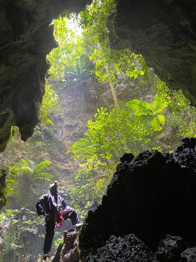 Salah satu tim speleologi Taman Nasional Aketajawe Lolobata saat melakukan eksplorasi. Foto: Dokumen TNAL for cermat