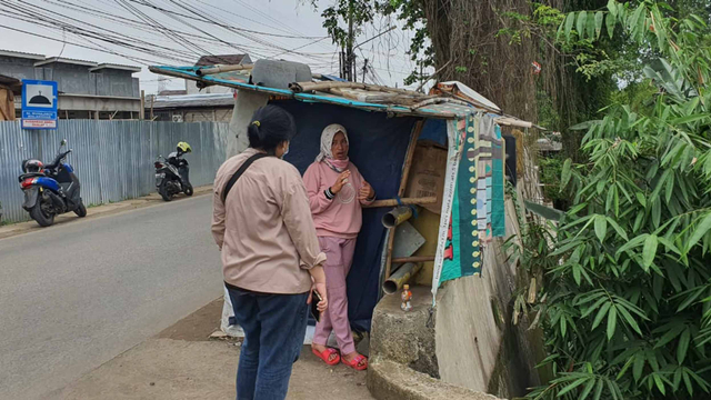 Pemilik warung, Taryati menunjukan bungkusan bertuliskan FPI Munarman di warungnya Jalan Raya Grogol, Kecamatan Limo, Kota Depok. Foto: Dok. Istimewa