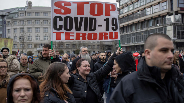 Masyarakat mengikuti protes terhadap vaksinasi dan pembatasan penyakit coronavirus (COVID-19) di Beograd, Serbia (3/4). Foto: Marko Djurica/REUTERS