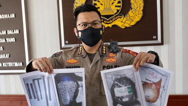 Kabid Humas Polda Aceh Kombes Pol Winardy memperlihatkan sejumlah foto barang bukti milik terduga teroris yang ditangkap Densus 88 di Aceh, Sabtu (23/1). Foto: Suparta/acehkini
