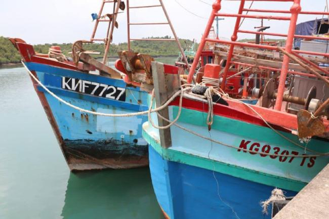 Dua kapal ikan asal Vietnam yang ditangkap aparat KKP di Laut Natuna Utara. (Foto: Margaretha/batamnews)