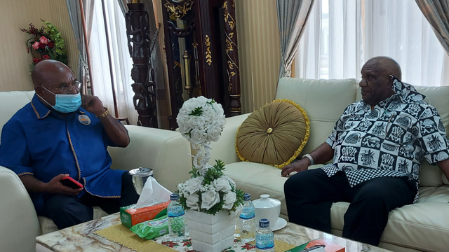 Gubernur Papua, Lukas Enembe (kemeja biru) dan Wakil Gubernur Papua, Klemen Tinal saat berbincang bersama, usai bertemu Mendagri, Tito Karnavian. (BumiPapua.com/Qadri Pratiwi) 