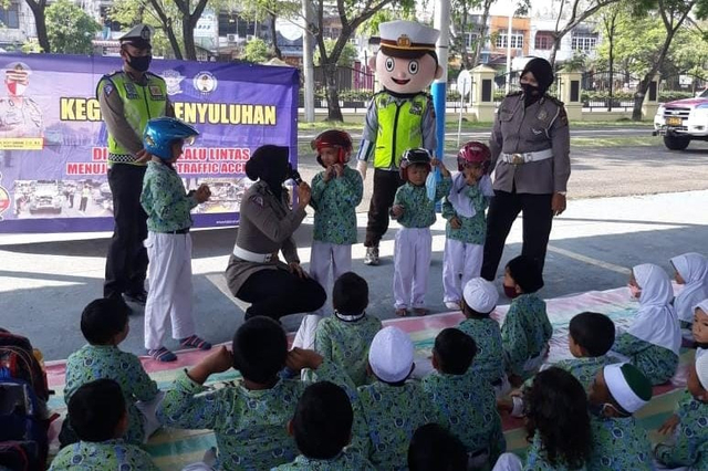Ketika Polisi di Aceh Mengajari Anak Usia Dini Tertib Lalu Lintas (365057)