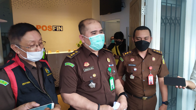 Penyidik dari Kejati Jabar melakukan penggeledahan di Kantor PT Pos Finansial Indonesia terkait dugaan tindak pidana korupsi.  Foto: Rachmadi Rasyad/kumparan