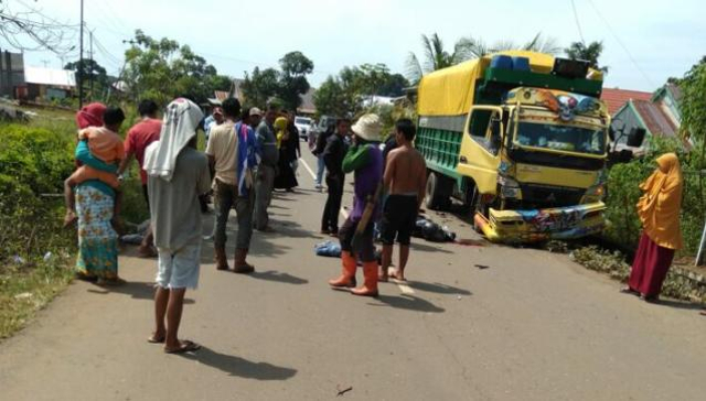 Bertabrakan dengan Truk, Ayah dan Anak di Luwu Timur Meninggal Dunia (113848)