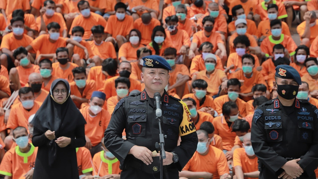KAPOLDA Riau, Irjen Pol Agung Setya Imam Effendi saat ekspose penangkapan 463 tersangka yang terlibat sebagai pengedar, bandar dan pemakai Narkoba selama bulan Februari 2021 di Riau.  