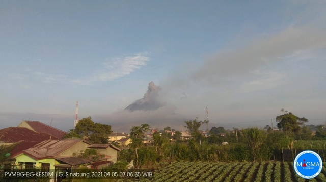 Gunung Sinabung saat erupsi, Senin (5/4). Foto: Dok. Istimewa