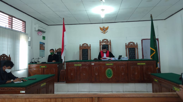 HAKIM tunggal Timothee Kencono Malye mengabulkan gugatan praperadilan diajukan Kepala BPKAD Kuansing, Hendra AP, atas status tersangka dalam dugaan korupsi, Senin (5/4/2021), 