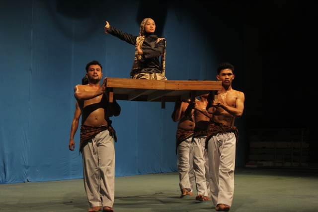 "Adab" karya Yesriva Nursyam, koreografer muda dari Sumatera Barat.