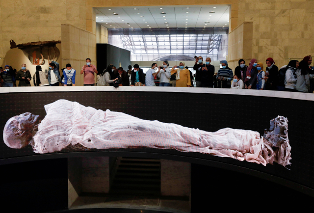 Pengunjung melihat mumi di Museum Nasional Peradaban Mesir di Kairo, Mesir. Foto: Mohamed Abd El Ghany/Reuters