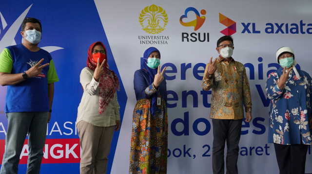 Menkominfo Tinjau Sentra Vaksin Indonesia Bangkit, 5.700 Warga Sudah Divaksin (262933)