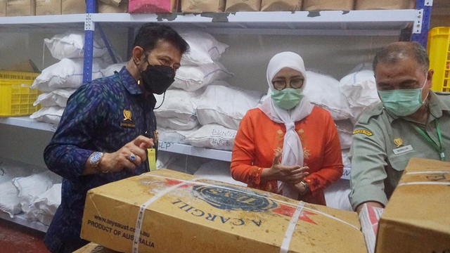 Mentan Syahrul Yasin Limpo saat meninjau Toko Daging Nusantara GDC, Depok, Senin (5/4) Foto: Kementan RI