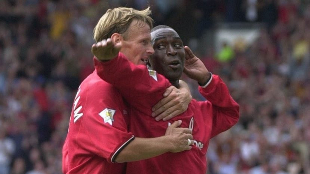 Andy Cole dan Teddy Sheringham ketika memperkuat Manchester United. (Foto: Twitter)