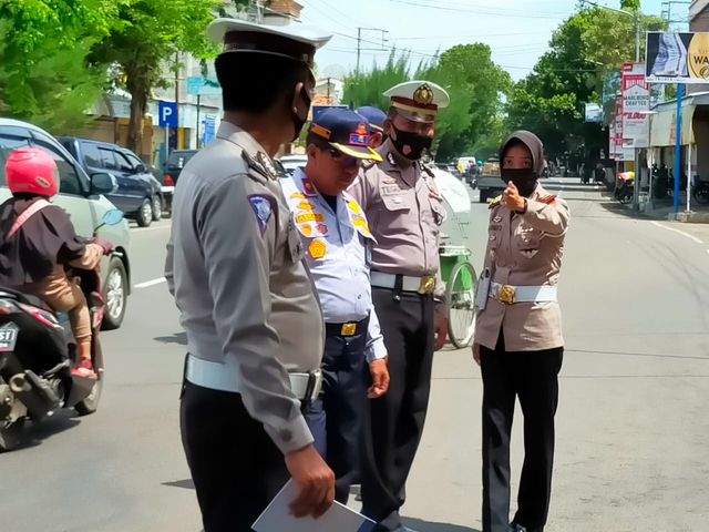 Kasat Lantas Polres Situbondo Survey Jalan Terkait Rencana Perubahan Arus Lalin (68945)