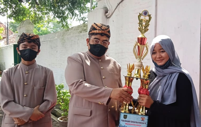 Sultan Keraton Kacirebonan Pangeran Raja Abdul Gani Natadiningrat (tengah) dan pemenang lomba tari topeng Nisrina Marsanabila (kanan). (Juan)