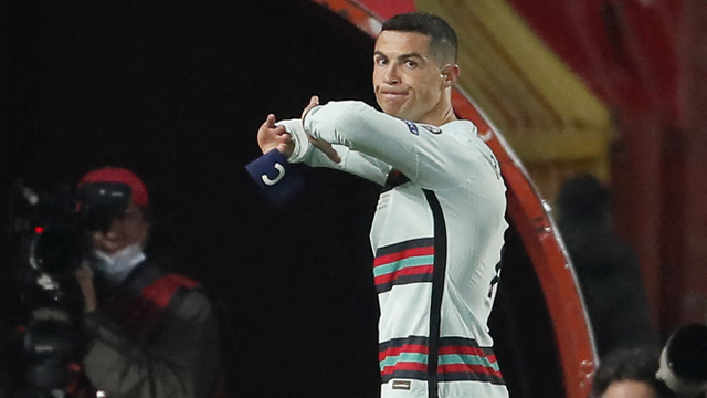 Sepatu Pemain Timnas Serbia yang Gagalkan Gol Ronaldo Dilelang untuk Amal (99939)