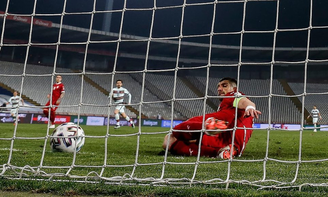 Sepatu Pemain Timnas Serbia yang Gagalkan Gol Ronaldo Dilelang untuk Amal (99937)