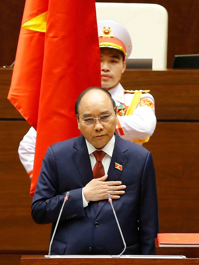 Mantan Perdana Menteri dan Presiden Vietnam yang baru terpilih Nguyen Xuan Phuc mengambil sumpah di Majelis Nasional Hanoi, Vietnam.
 Foto: STR/Vietnam News Agency/AFP