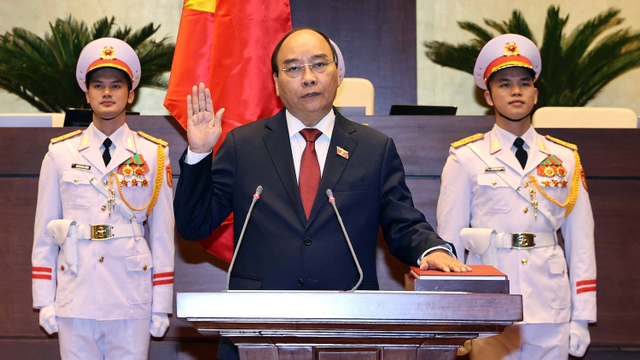 Mantan Perdana Menteri dan Presiden Vietnam yang baru terpilih Nguyen Xuan Phuc mengambil sumpah di Majelis Nasional Hanoi, Vietnam.
 Foto: STR/Vietnam News Agency/AFP