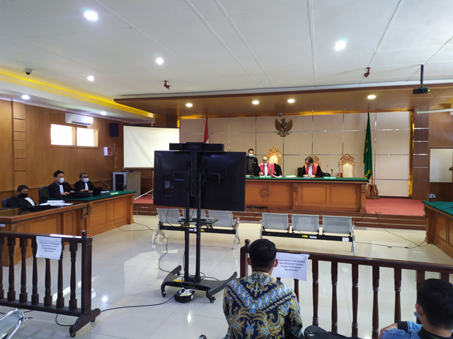 Habib Bahar bin Smith menjalani sidang perdana di Pengadilan Negeri (PN) Bandung yang beragendakan pembacaan dakwaan. Foto: Rachmadi Rasyad/kumparan
