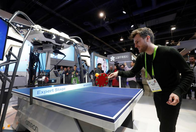 Jacobs Otto dar Belanda bermain tenis meja dengan robot Forpheus. Foto: Steve Marcus/Reuters