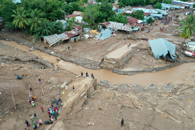Foto udara situasi terakhir kerusakan yang diakibatkan banjir bandang di Waiwerang, Adonara Timur, Kabupaten Flores Timur, Nusa Tenggara Timur, Selasa (6/4).  Foto: Aditya Pradana Putra/ANTARA FOTO