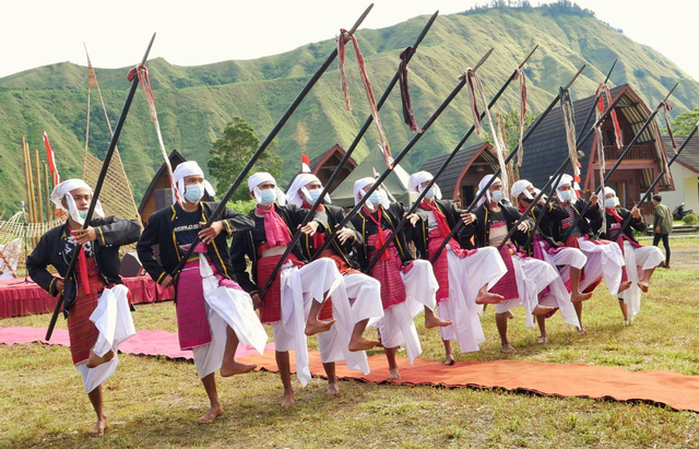 Salah satu formasi Tandang Mendet di Festival Begawe Rinjani 2021 di Sembalun. Foto: Harley Sastha 