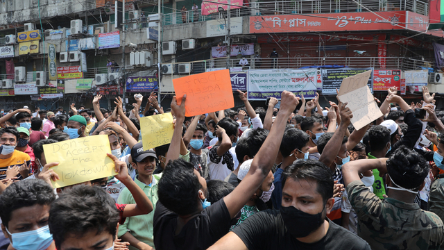 Para pekerja toko memprotes pembatasan yang diberlakukan sebagai tindakan pencegahan terhadap virus corona Covid-19, di Dhaka, Bangladesh. Foto: AFP