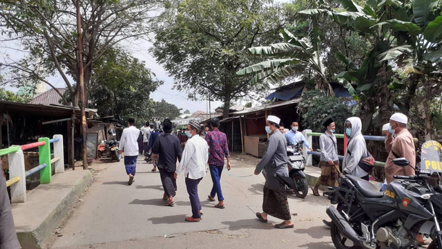 Massa jemaah guru besar Abuya Turtusi atau akrab disapa Abuya Uci mulai memadati Pondok Pesantren Al-Istiqlaliyah di Tangerang, Selasa (6/4). Foto: Dok. Istimewa
