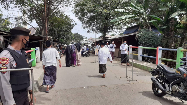 Massa jemaah guru besar Abuya Turtusi atau akrab disapa Abuya Uci mulai memadati Pondok Pesantren Al-Istiqlaliyah di Tangerang, Selasa (6/4). Foto: Dok. Istimewa