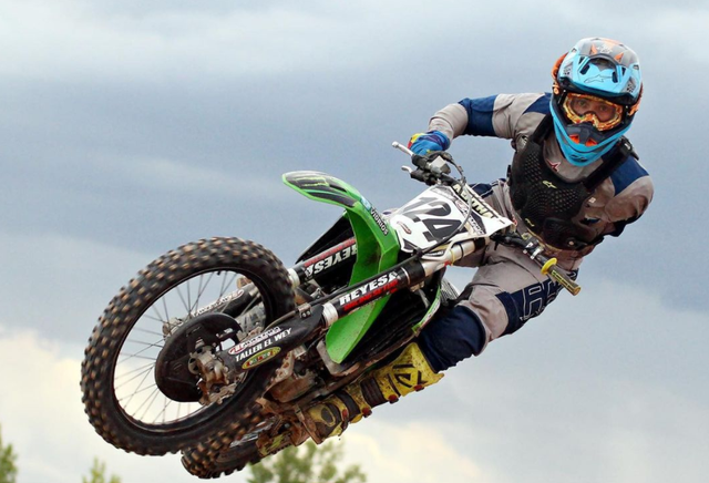 Alberto ‘Wey’ Zapata, pembalap motocross hanya memiliki satu tangan. Foto: Instagram/weyzapata124