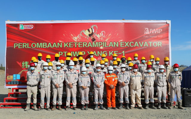 Foto bersama dengan para peserta perlombaan keterampilan excavator PT IWIP. Foto: Dokumen PT IWIP for cermat.