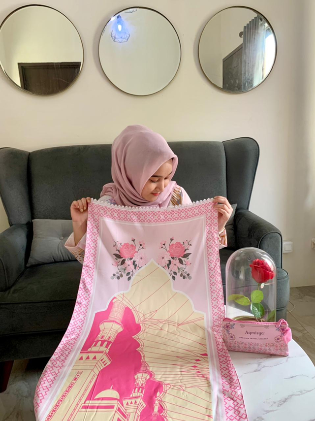 Farah Fida dengan produk buatannya.