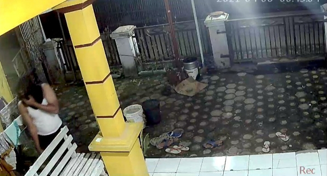 Pelaku pencurian celana dalam di Kecamatan Sukakarya Kabupaten Bekasi.  Foto: Dok. Istimewa