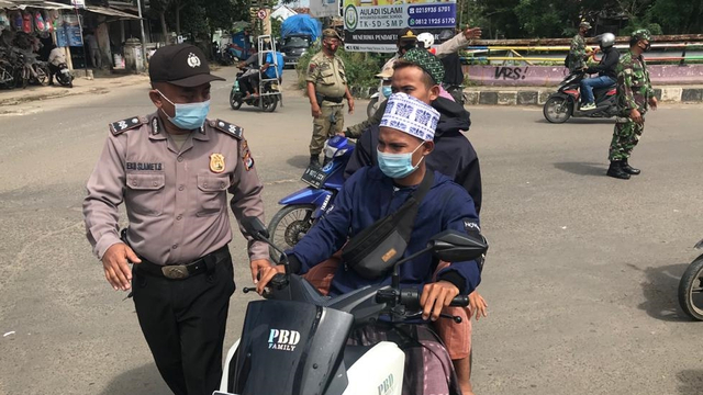 Pelayat Abuya Uci Diminta Tak Datang untuk Cegah Kerumunan, Polisi Sekat Jalan (201000)