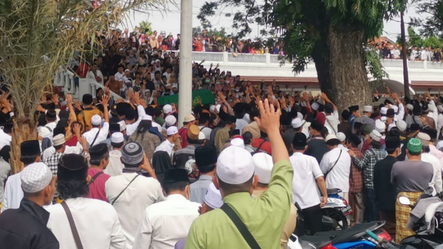 Sejumlag jemaah hadiri prosesi pemakaman guru besar Abuya Turtusi atau akrab disapa Abuya Uci, Selasa (6/4). Foto: Dok. Istimewa